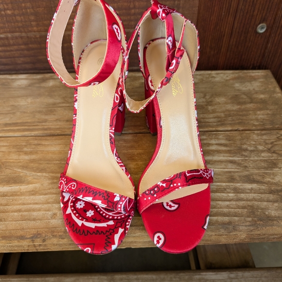Vibrant Red Heels with Chunky Block Heel and Intricate Pattern - Picture 6 of 6